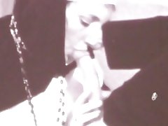 Volo della linguetta s suora intorno la testa di cazzo di prete s