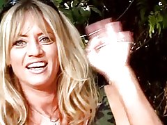 Lesbo asiatiche rosse ha suo stretto figa leccata da amici allegri nel parco