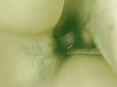 Sexy asiatica in gonna scopa poi ottiene il sua stretta figa pelosa fingered da stallone